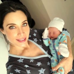 Pilar Rubio junto a su hijo Álex recién nacido