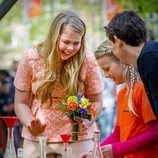 La Princesa Amalia de Holanda divirtiéndose con unos jóvenes en un mercadillo
