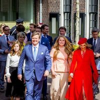 Los Reyes de Holanda paseando junto a sus tres hijas