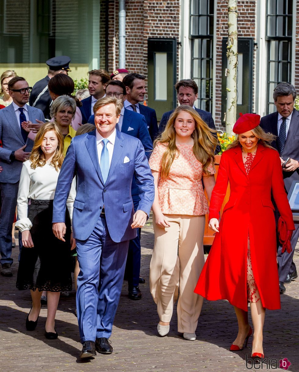 Los Reyes de Holanda paseando junto a sus tres hijas