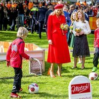 La Reina Máxima de Holanda junto a sus hijas presenciando un acto deportivo