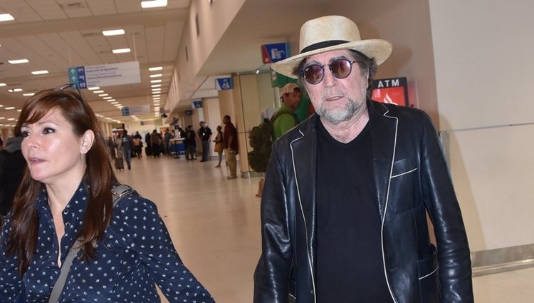 Joaquín Sabina y su pareja, Jimena Coronado, en el aeropuerto de Puerto Rico