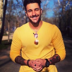 Hugo Paz, muy sonriente con jersey amarillo