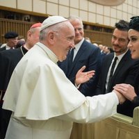 Katy Perry y Orlando Bloom junto al Papa Francisco I en el Vaticano