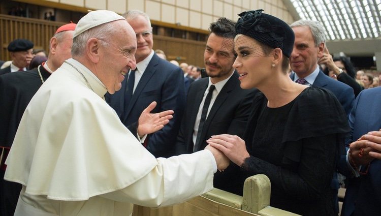 Katy Perry y Orlando Bloom junto al Papa Francisco I en el Vaticano