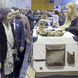 La Reina Sofía con un gato en la feria 100x100 mascota