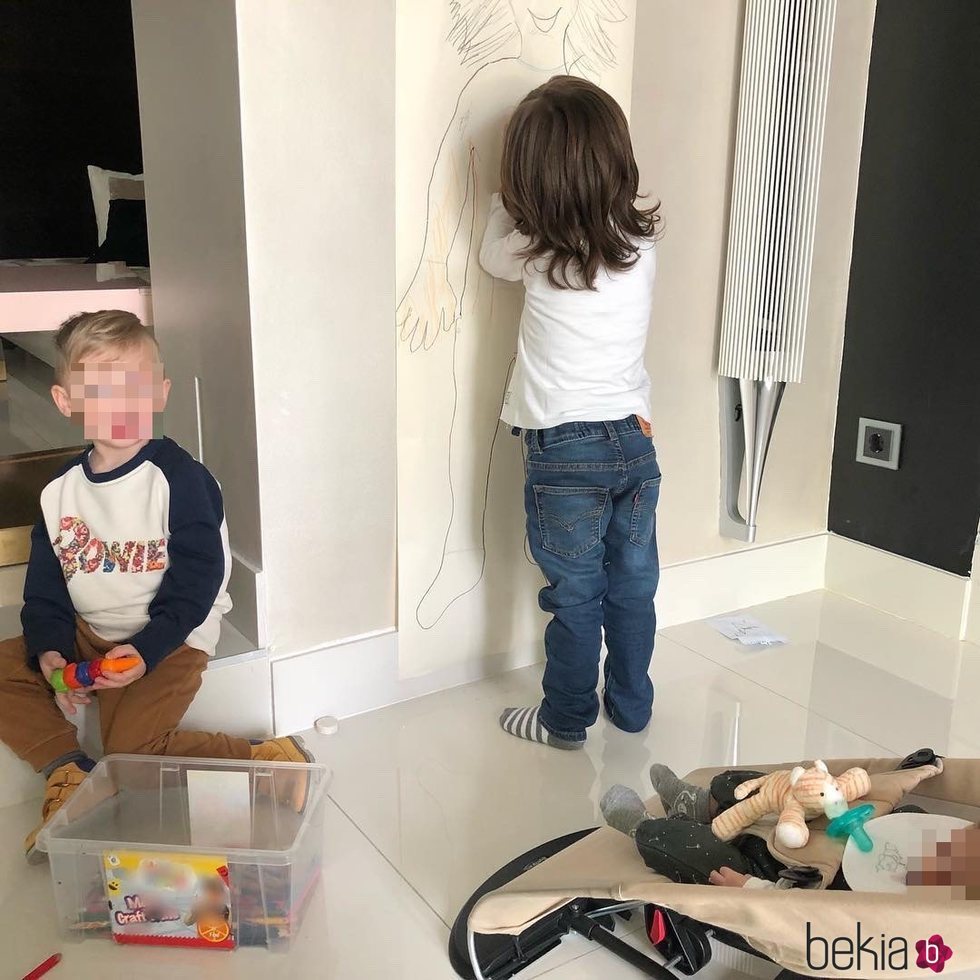 Sergio Ramos y Marco Ramos divirtiéndose pintando en casa