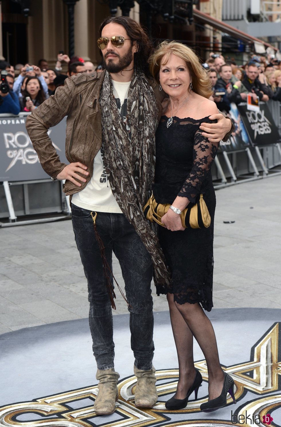 Russell Brand junto a su madre, Barbara Brand