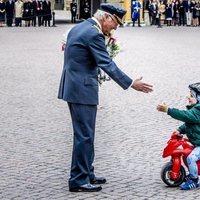 Un niño en una moto de juguete felicita a Carlos Gustavo de Suecia por su 72 cumpleaños