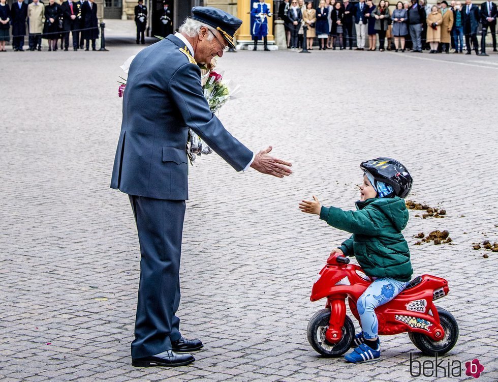 Un niño en una moto de juguete felicita a Carlos Gustavo de Suecia por su 72 cumpleaños