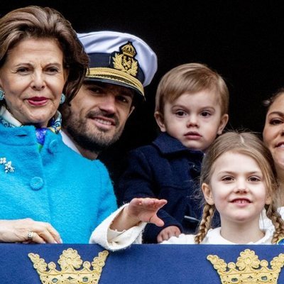 La Reina Silvia, Carlos Felipe de Suecia, Victoria de Suecia y sus hijos Estela y Oscar en el 72 cumpleaños de Carlos Gustavo de Suecia
