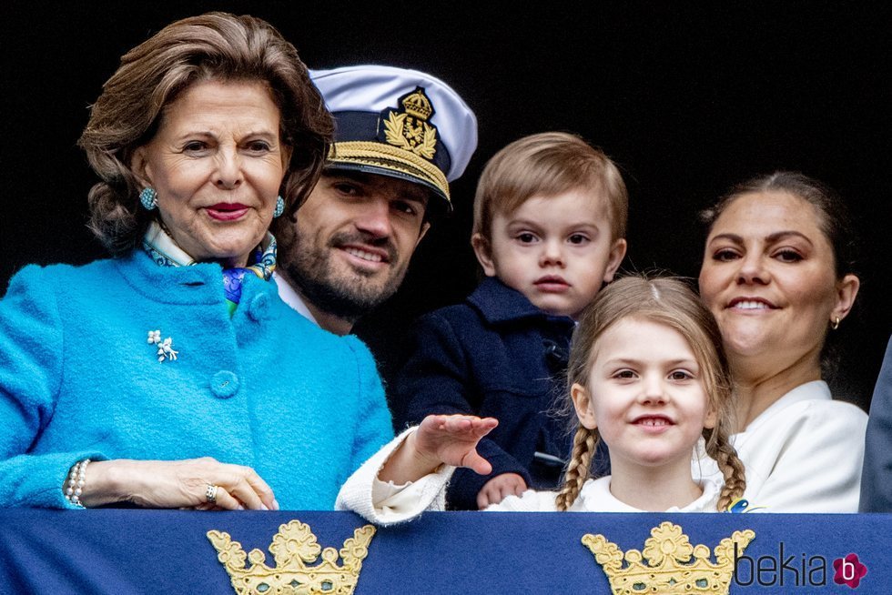La Reina Silvia, Carlos Felipe de Suecia, Victoria de Suecia y sus hijos Estela y Oscar en el 72 cumpleaños de Carlos Gustavo de Suecia