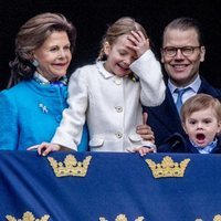 Estela y Oscar de Suecia, muy graciosos junto a Victoria y Daniel de Suecia y la Reina Silvia en el 72 cumpleaños de Carlos Gustavo de Suecia