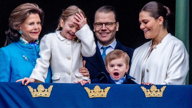 Estela y Oscar de Suecia, muy graciosos junto a Victoria y Daniel de Suecia y la Reina Silvia en el 72 cumpleaños de Carlos Gustavo de Suecia