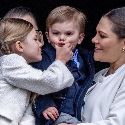 Estela de Suecia hace una carantoña a su hermano Oscar de Suecia en el cumpleaños del Rey Carlos Gustavo