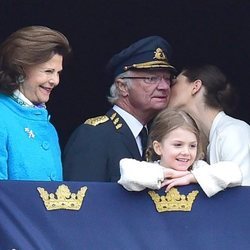 Victoria de Suecia besa a Carlos Gustavo de Suecia en su cumpleaños en presencia de Silvia y Estela de Suecia