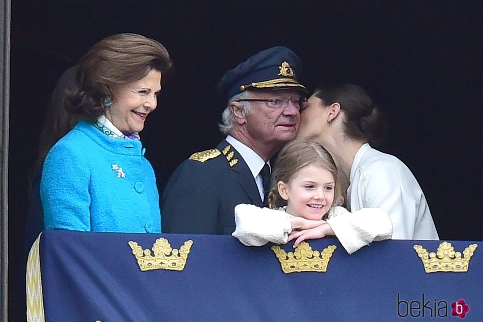 Victoria de Suecia besa a Carlos Gustavo de Suecia en su cumpleaños en presencia de Silvia y Estela de Suecia