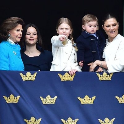 La Reina Silvia, Sofia Hellqvist, Victoria de Suecia y sus hijos Estela y Oscar en el 72 cumpleaños de Carlos Gustavo de Suecia