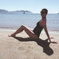 Dafne Fernández luce barriga de embarazada en la playa