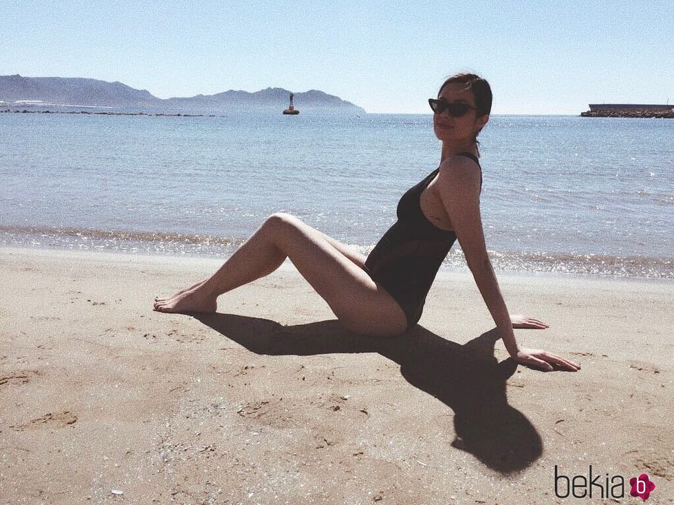 Dafne Fernández luce barriga de embarazada en la playa