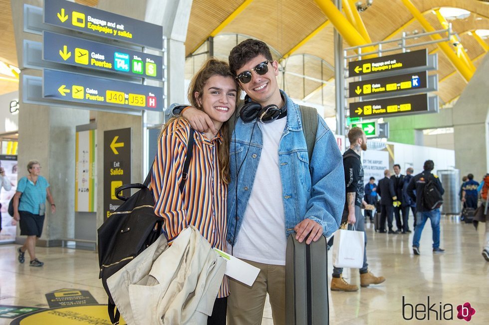 Alfred y Amaia en el aeropuerto poniendo rumbo a Lisboa para Eurovisión 2018