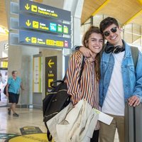 Alfred y Amaia en el aeropuerto poniendo rumbo a Lisboa para Eurovisión 2018