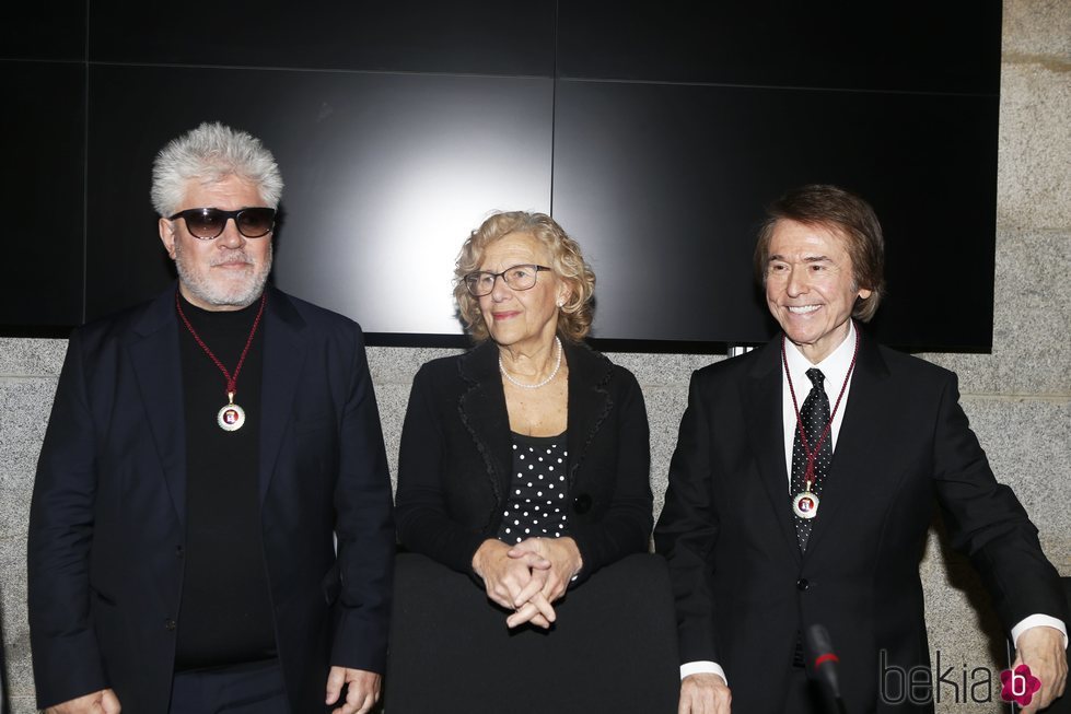 Raphael y Pedro Almodóvar con Manuela Carmena en el nombramiento de Hijos Adoptivos de Madrid