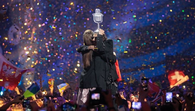 Luísa y Salvador Sobral abrazándose tras ganar Eurovisión 2017