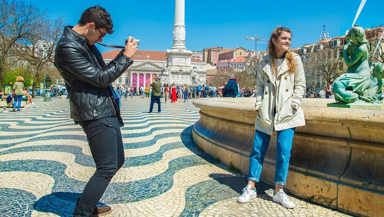Alfred y Amaia, muy sonrientes en su primer paseo por Lisboa antes de Eurovisión 2018