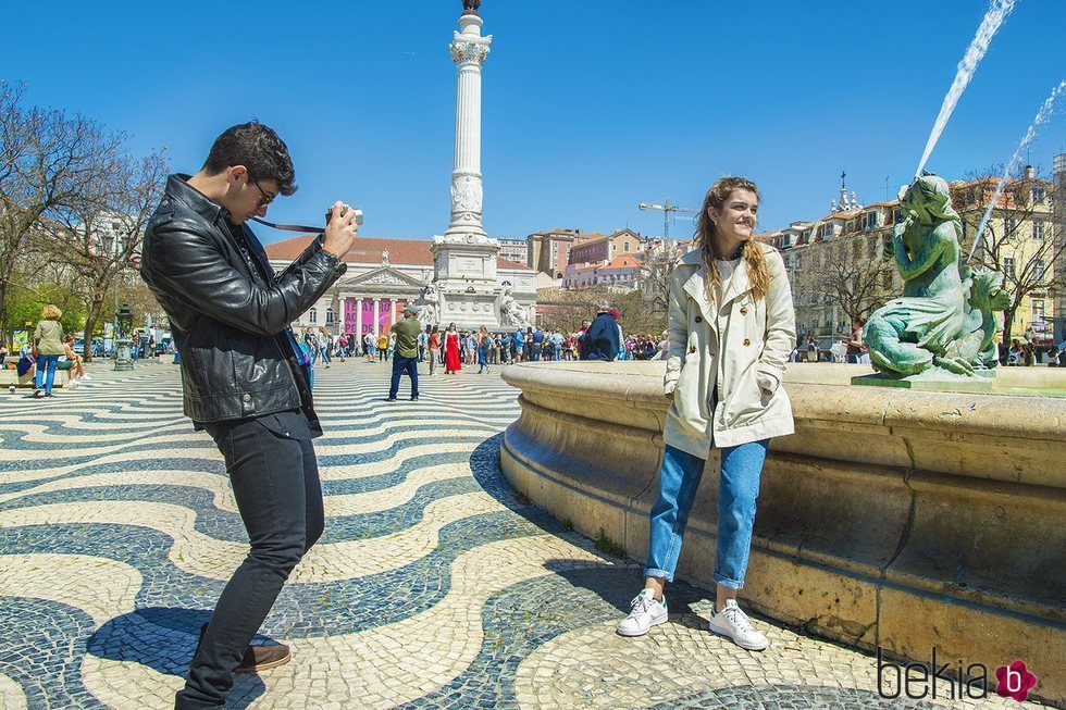 Alfred hace una foto a Amaia en una fuente en Lisboa antes de Eurovisión 2018