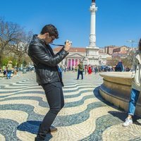Alfred hace una foto a Amaia en una fuente en Lisboa antes de Eurovisión 2018