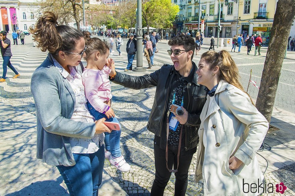 Alfred y Amaia saludan sonrientes a una niña en Lisboa antes de Eurovisión 2018