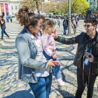 Alfred y Amaia saludan sonrientes a una niña en Lisboa antes de Eurovisión 2018