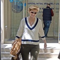 María Zurita saliendo del hospital tras recibir el alta médica después de ser madre