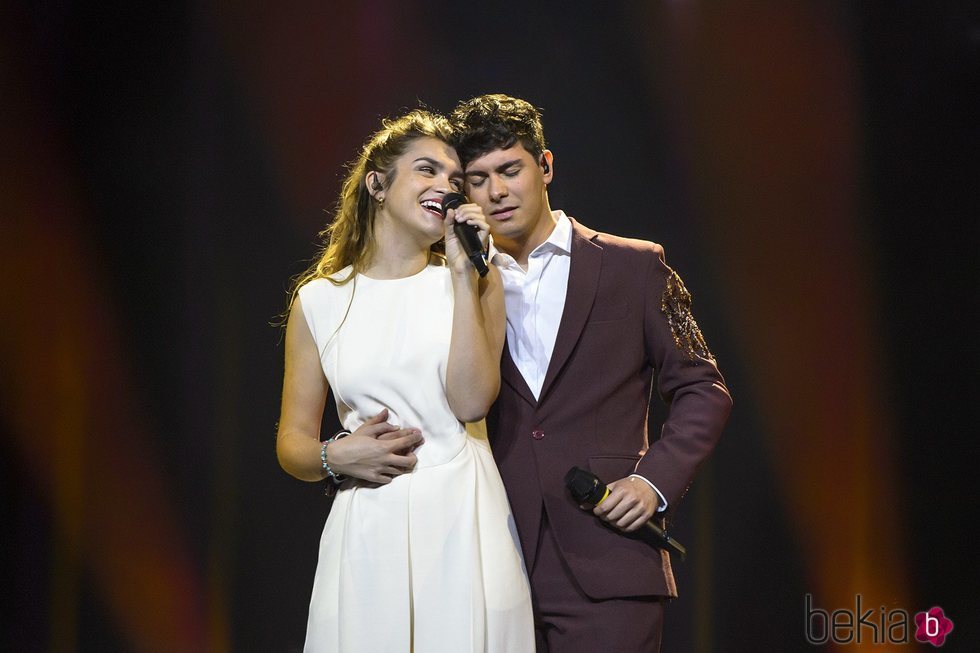 Amaia Romero y Alfred García durante sus ensayos para Eurovisión 2018