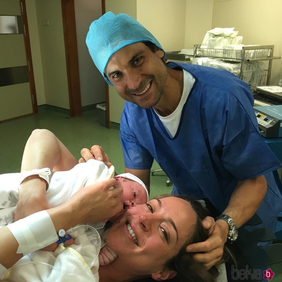 David Ferrer y Marta Tornel junto a su primer hijo, Leo