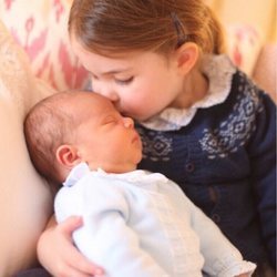 La Princesa Carlota dando un tierno beso en la frente a su hermano el Príncipe Luis