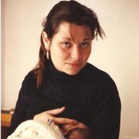 Dafne Fernández de bebé junto a su madre