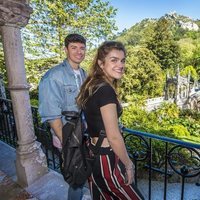 Amaia y Alfred posan sonrientes durante su visita a la villa de Sintra