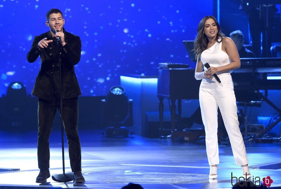 Los cantantes Anitta y Nick Jonas durante la entrega del Premio Persona del Año 2017 de los Grammy Latinos