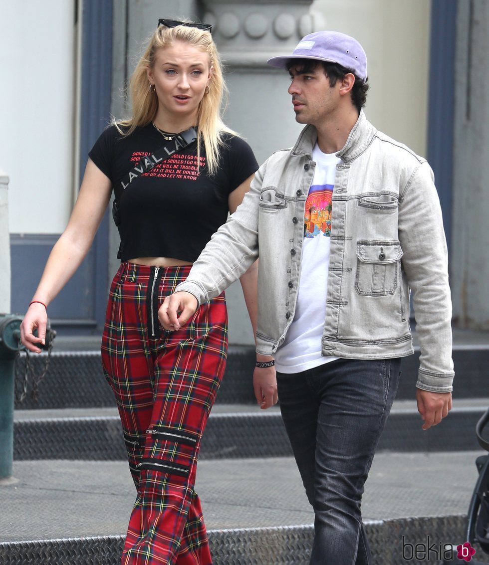 Joe Jonas y Sophie Turner se dando un paseo por las calles de Nueva York