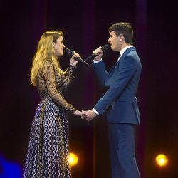 Alfred y Amaia se dan la mano durante el segundo ensayo antes de Eurovisión 2018