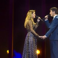 Alfred y Amaia se dan la mano durante el segundo ensayo antes de Eurovisión 2018