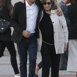 La viuda de José María Íñigo apoyada por su hijo mayor