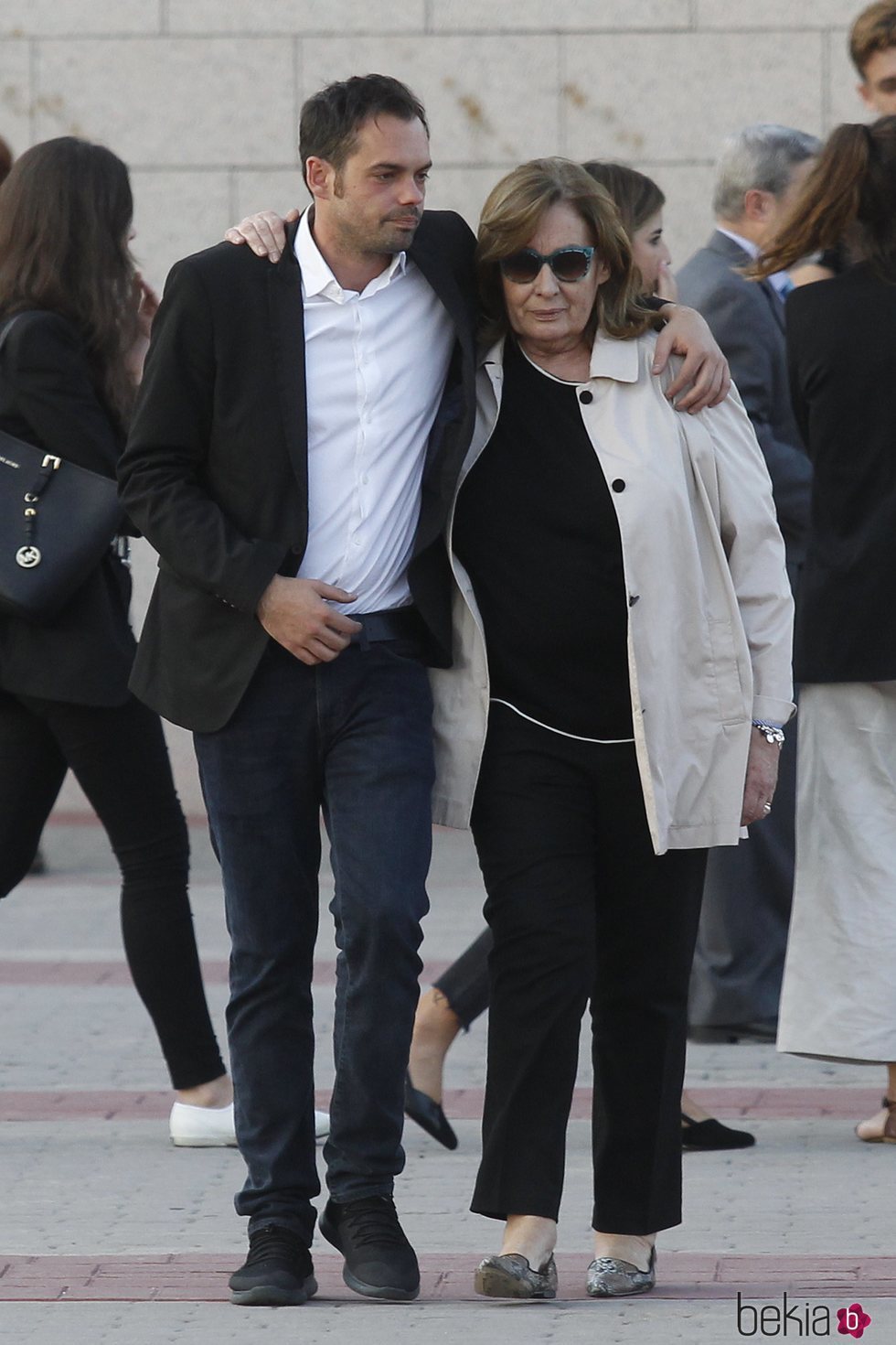 La viuda de José María Íñigo apoyada por su hijo mayor