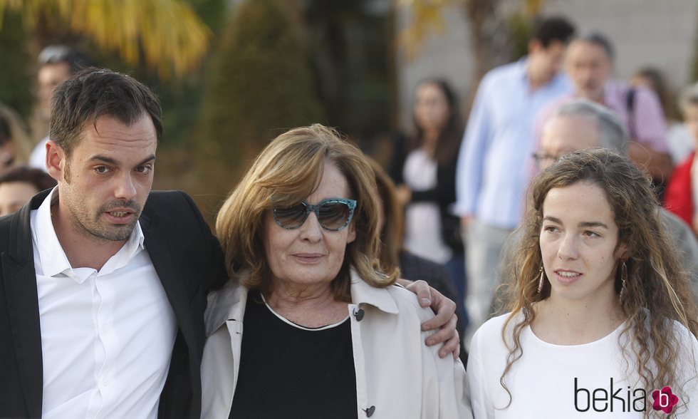 La viuda y los hijos de José María Íñigo, muy afectados tras la despedida al periodista