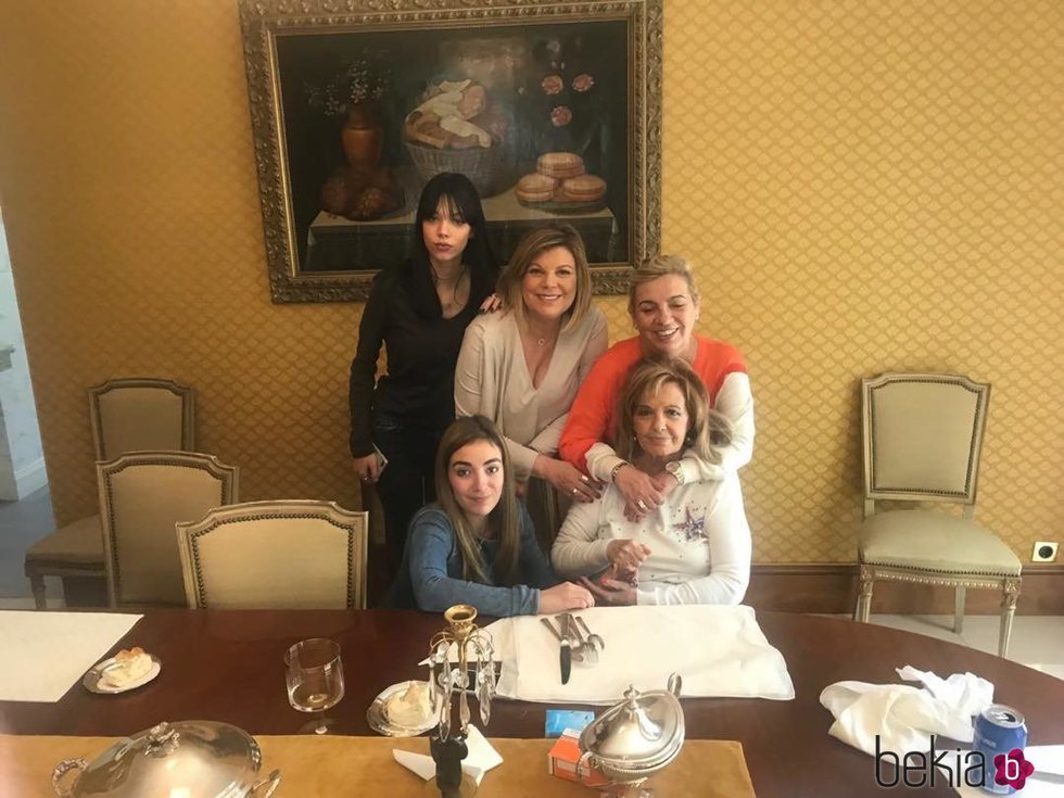 María Teresa Campos celebrando el Día de la Madre 2018 con sus hijas y sus nietas
