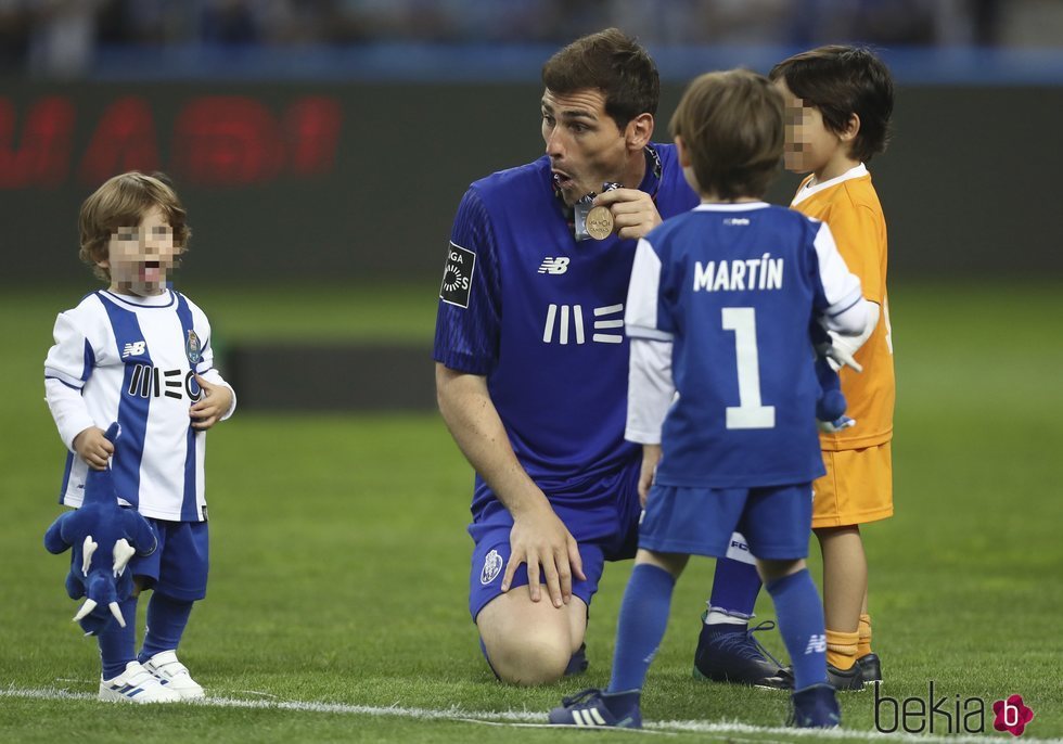 Iker Casillas celebrando la Liga del Oporto con sus hijos Martín y Lucas Casillas