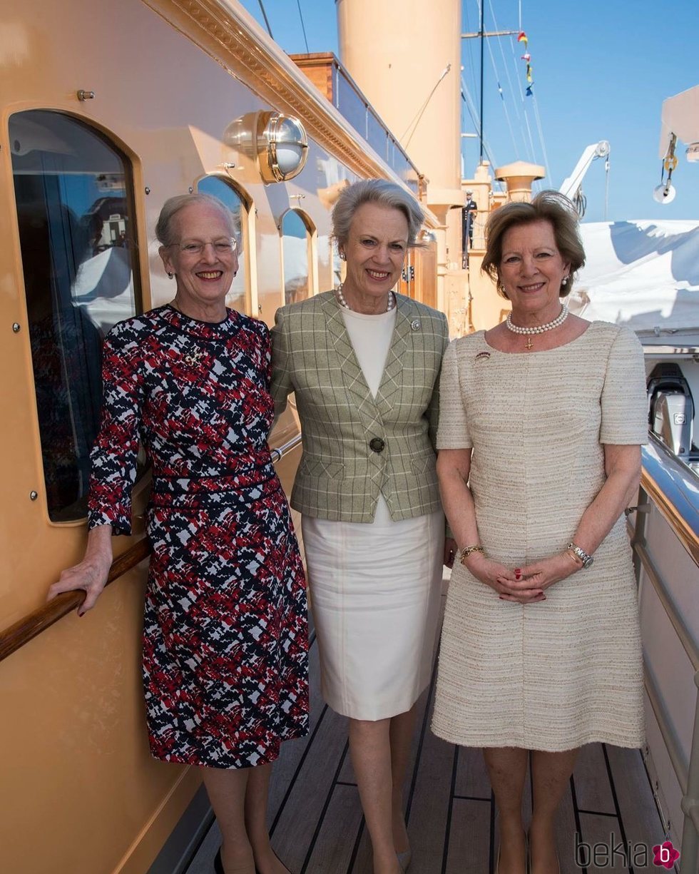 La Reina Margarita de Dinamarca y sus hermanas en el yate real