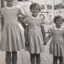 La Reina Margarita de Dinamarca y sus hermanas de pequeñas en el yate real
